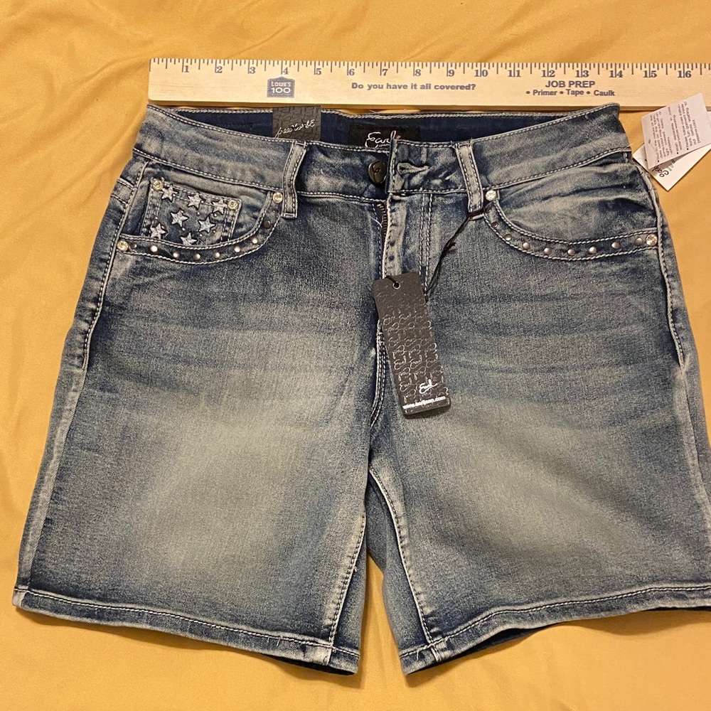 Earl jean medium wash Jean Shorts with Star Accents